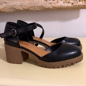 Arizona Jean Company Black Leather Mary Jane Block Heels with Tan Lug Sole